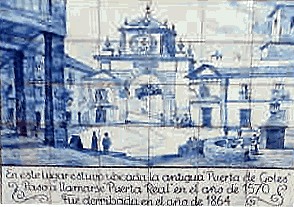 En este lugar estuvo ubicada la antigua "Puerta de Goles". Pas a llamarse "Puerta Real" en el ao de 1570. Fue derribada en el ao 1864.